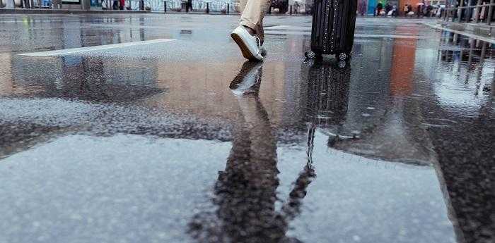 女人梦见下雨路上全是水