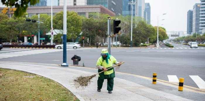 梦见自己扫地很多垃圾是什么预示