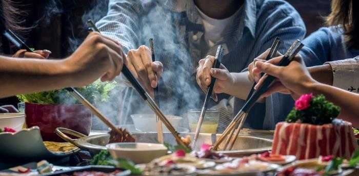 女人梦见过生日请客吃饭