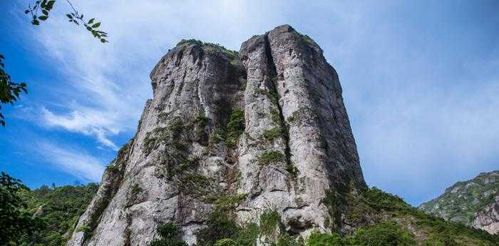 女人梦见石头滚下山