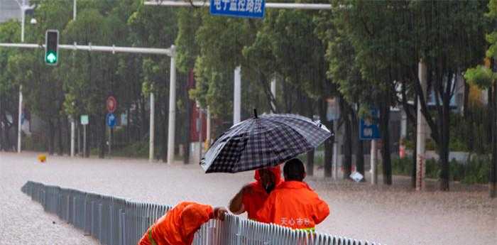 梦见自己冒着大雨前行