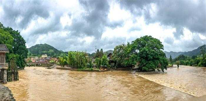 梦见下大雨涨水