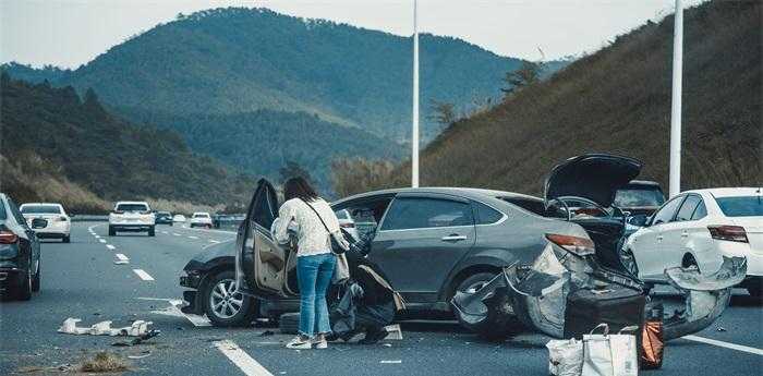 梦见亲人出车祸去世自己痛哭