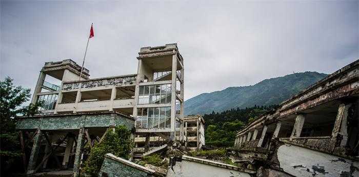 梦见山崩地裂逃生成功