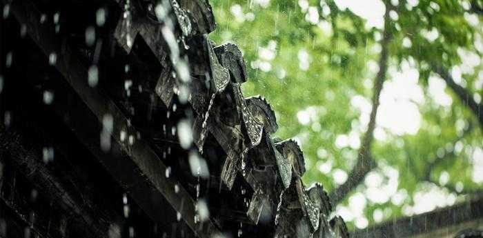 梦见下雨屋里漏雨