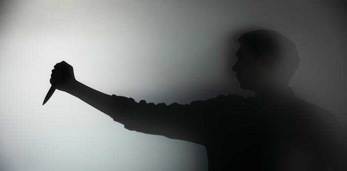 梦见自己拿刀把人砍死