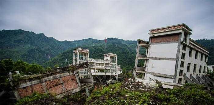 梦见山崩地裂逃生成功