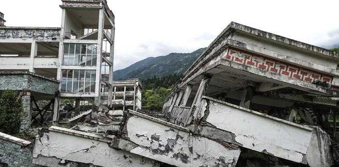 梦见地震山崩地裂逃生成功