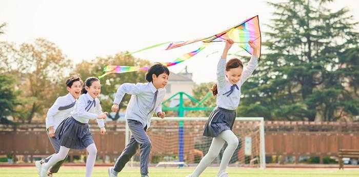 梦见小学生因成绩不好被老师打