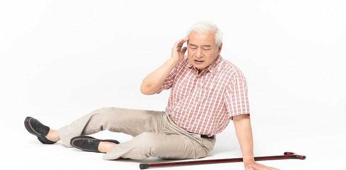 梦见老人摔倒是什么意思