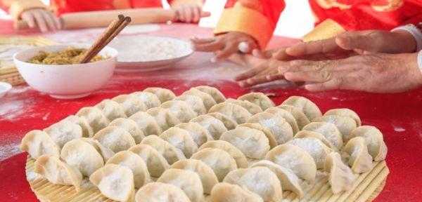 梦见晚上帮人包饺子是什么意思
