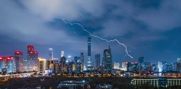 梦见打雷闪电倾盆大雨是什么意思