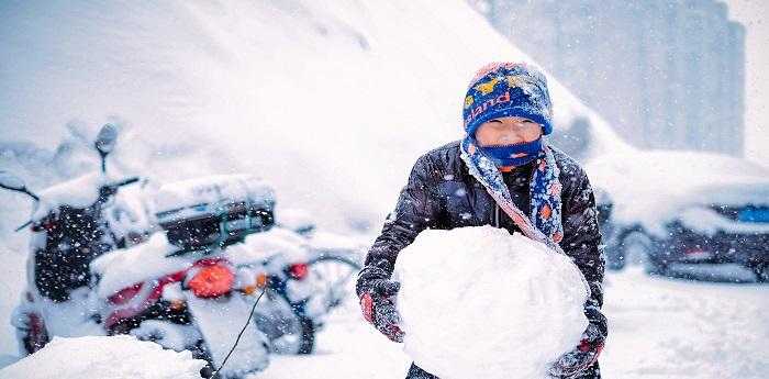 梦见山上往下滚雪球是什么意思