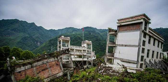 梦见地震房子摇晃没倒