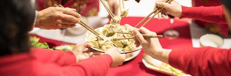 梦见自己和别人一起吃饺子