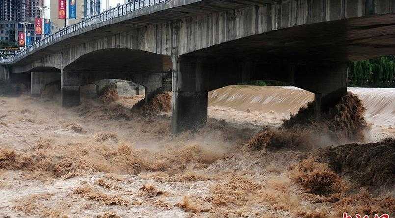 梦见下大雨发生水灾