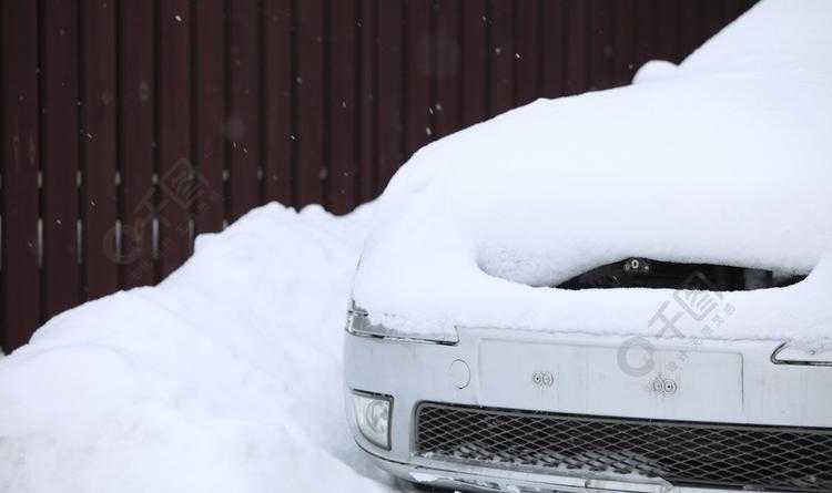 梦见汽车上很多雪