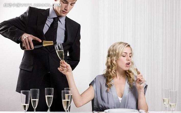 梦见自己和朋友一起喝酒