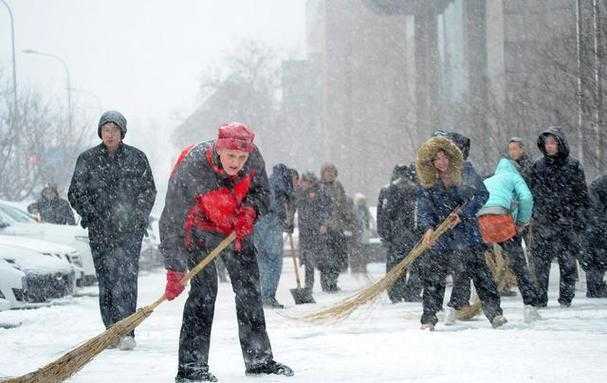 梦见扫雪扫出一条路