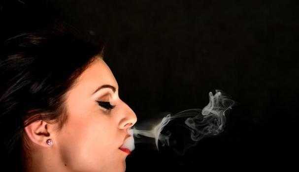 一个女生抽烟代表着什么