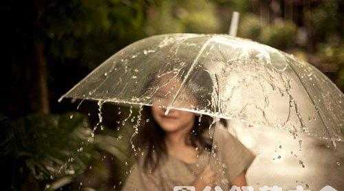 女人梦见下雨打伞有什么预兆